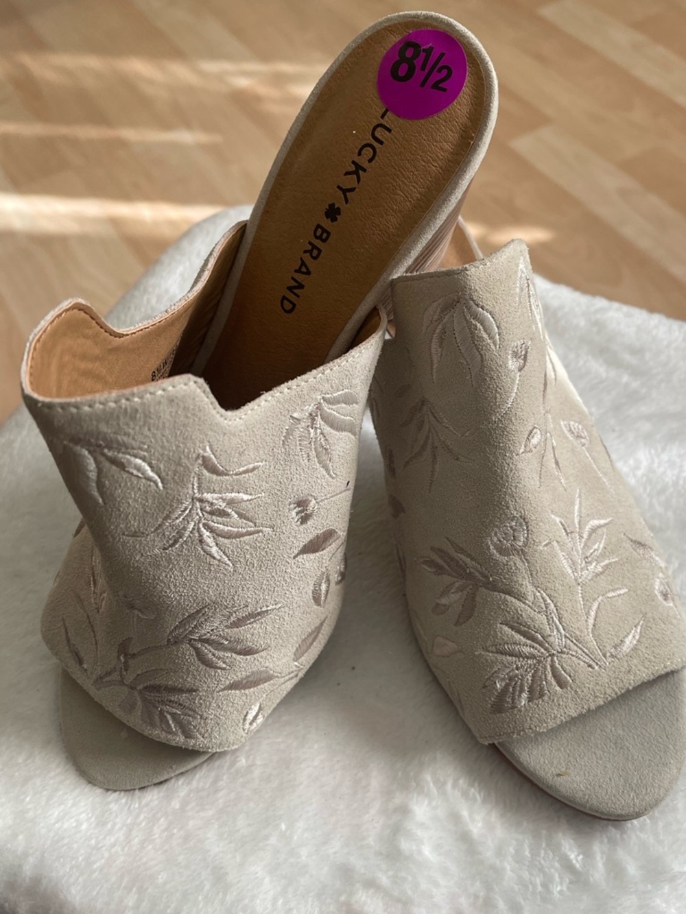 Wedge heels with suede embroidery